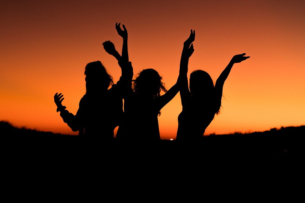 Tanzende Frauen im Sonnenuntergang